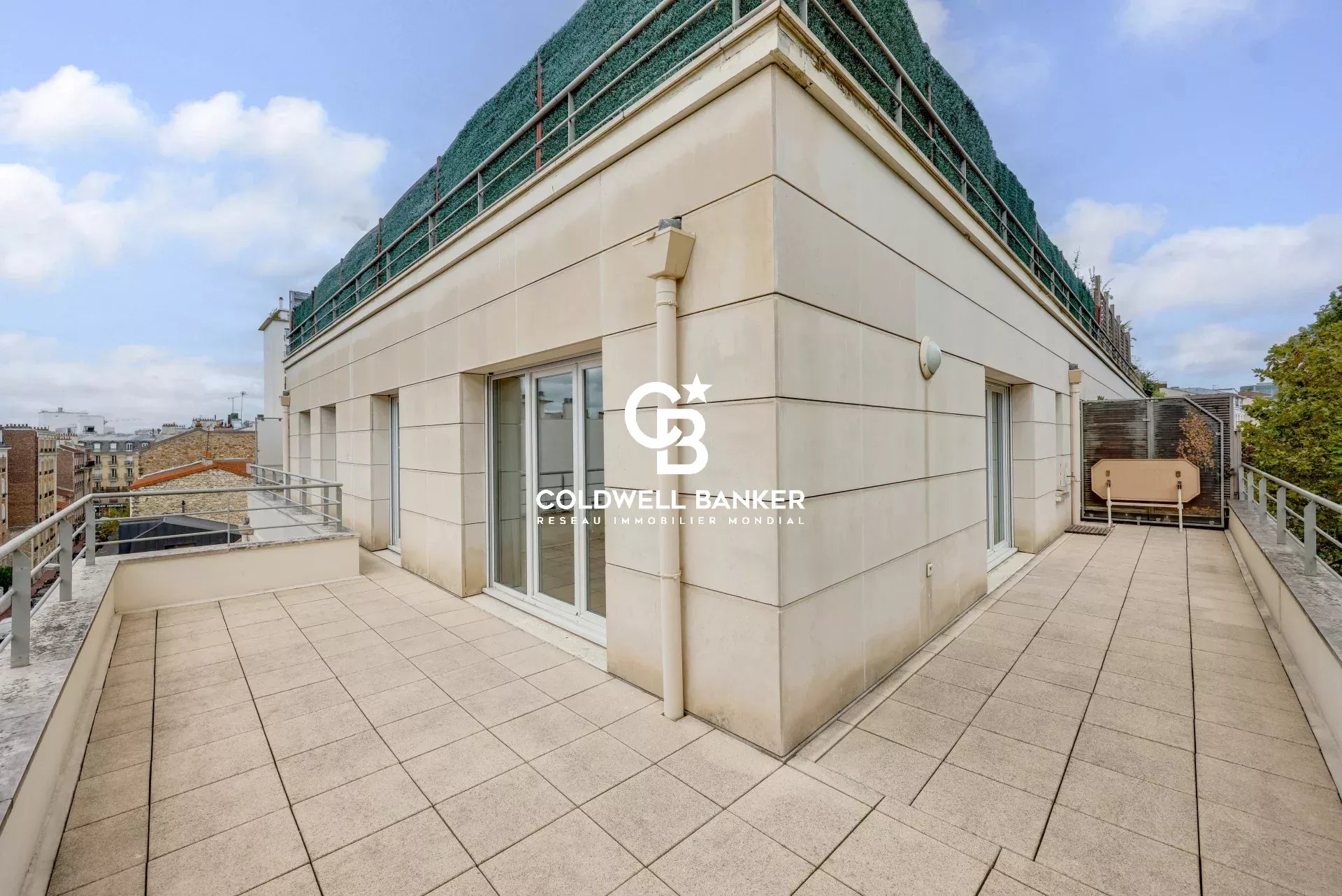 Spacious terrace of an apartment in Montrouge, with unobstructed views and tiled floor.