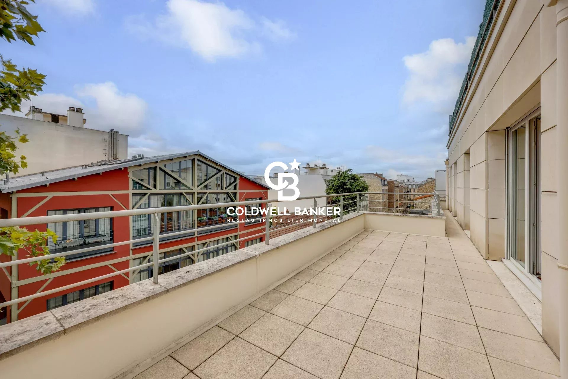35 m² terrace of an apartment in Montrouge, overlooking surrounding buildings.