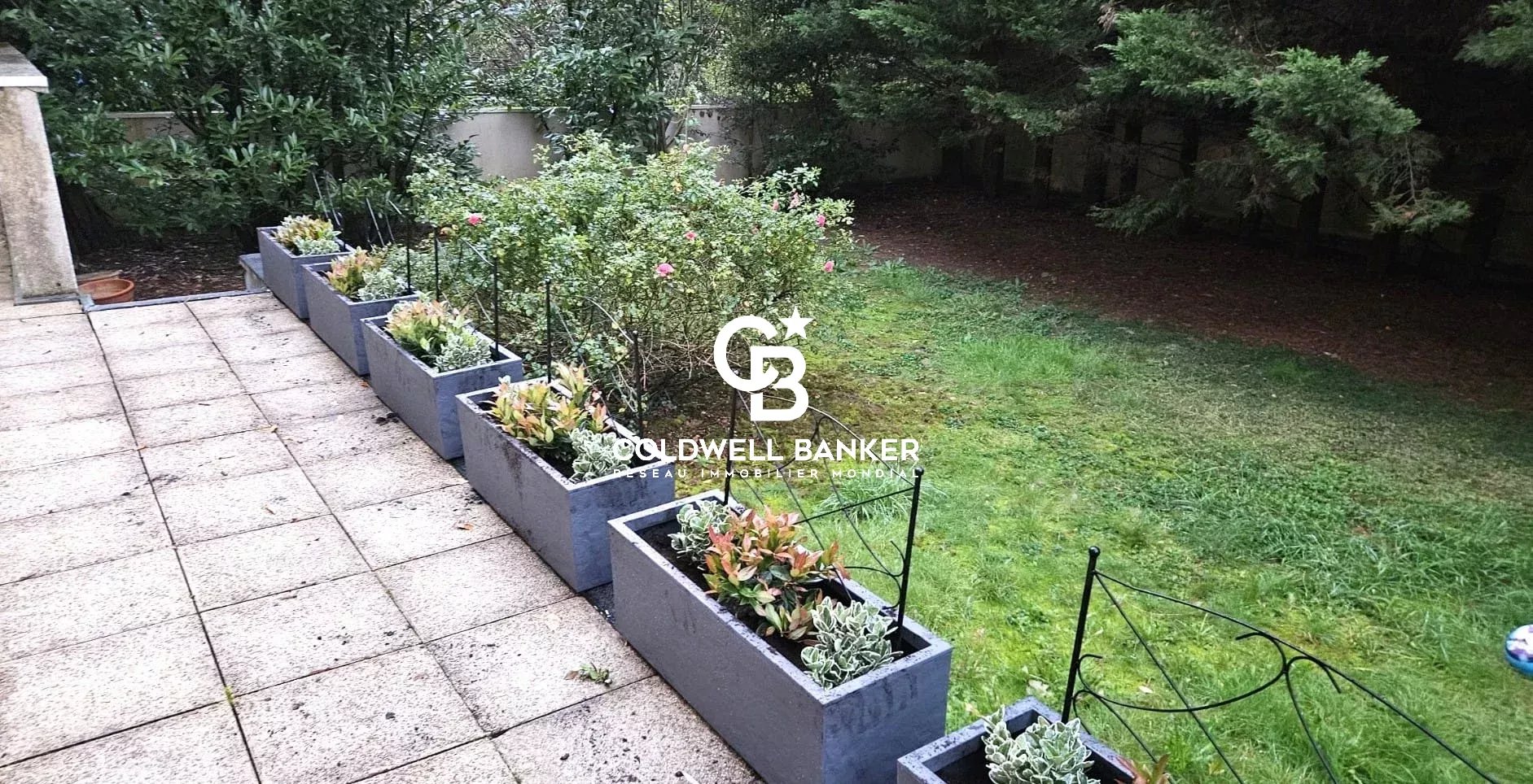 Terrace and private garden in Meudon Apartment terrace with flower pots and a green garden in Meudon.