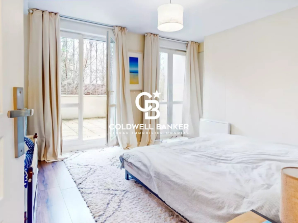 Room in a bright apartment with access to a terrace, in Meudon.
