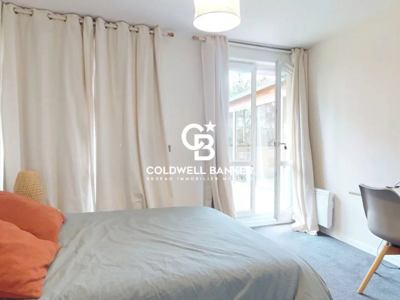 Room in a bright apartment with a bed and a desk, access to a balcony.