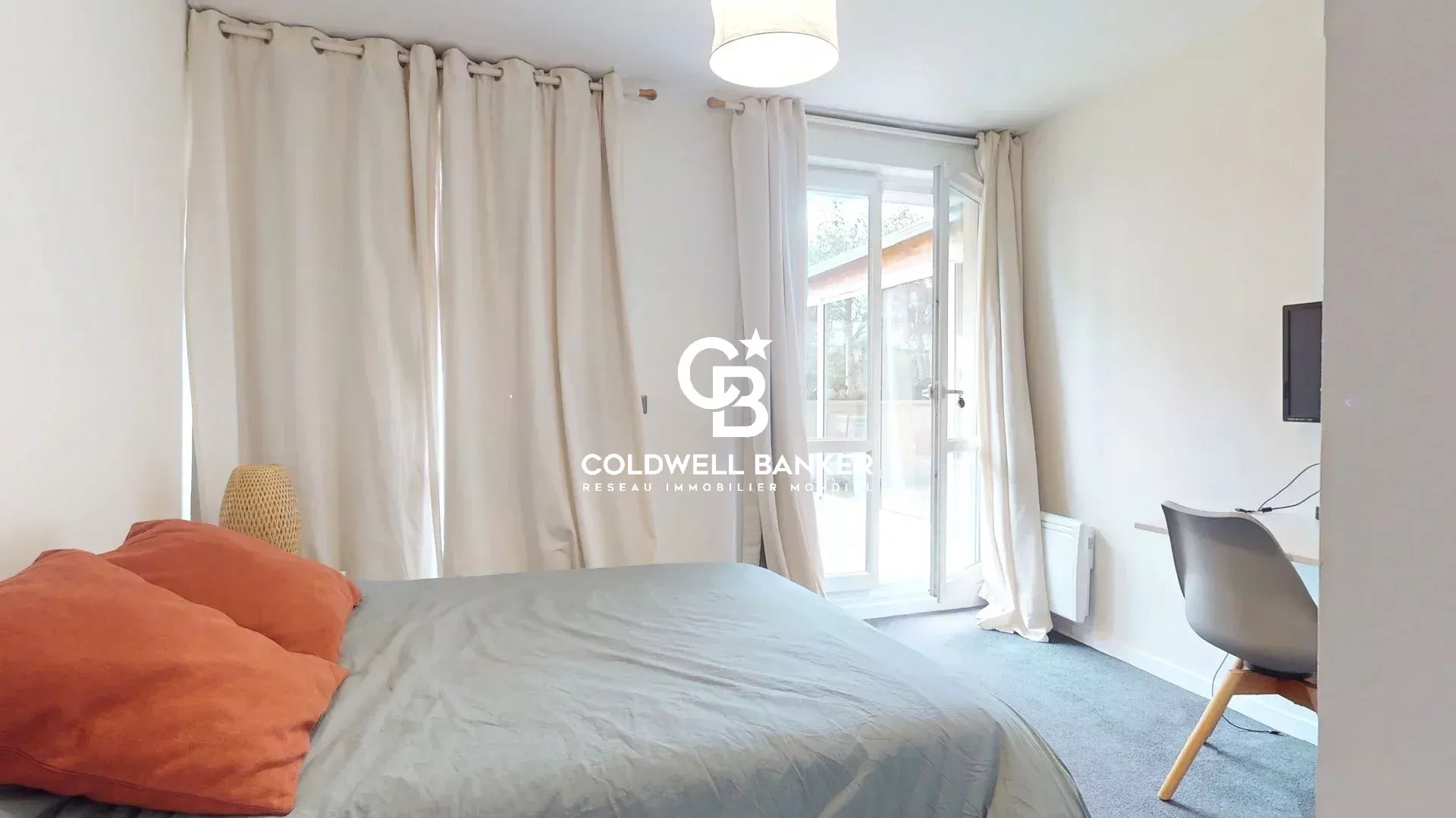 Apartment room in Meudon Room in a bright apartment with a bed and a desk, access to a balcony.