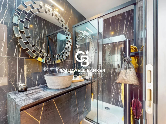 Salle de bain moderne avec douche et miroir décoratif dans une maison à Gentilly.