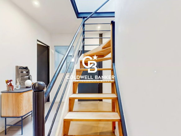 Escalier en bois menant à l'étage dans une maison loft à Gentilly.