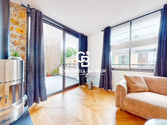 Intérieur d'une maison loft industriel avec terrasse à Gentilly, fenêtres et salon lumineux.