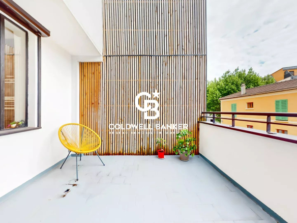 Terrasse d'une maison loft industriel à Gentilly avec mobilier moderne.