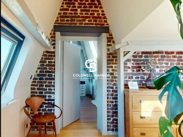 Intérieur d'un appartement 4 pièces avec murs en briques et mobilier en bois, Château des Montalets, Meudon.