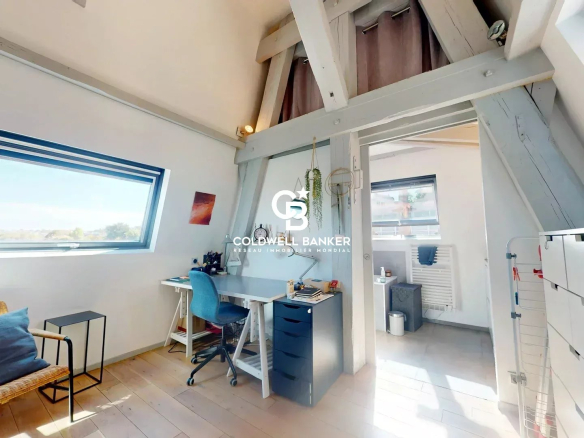 Intérieur d'un appartement lumineux avec bureau et décoration moderne dans le Château des Montalets à Meudon.