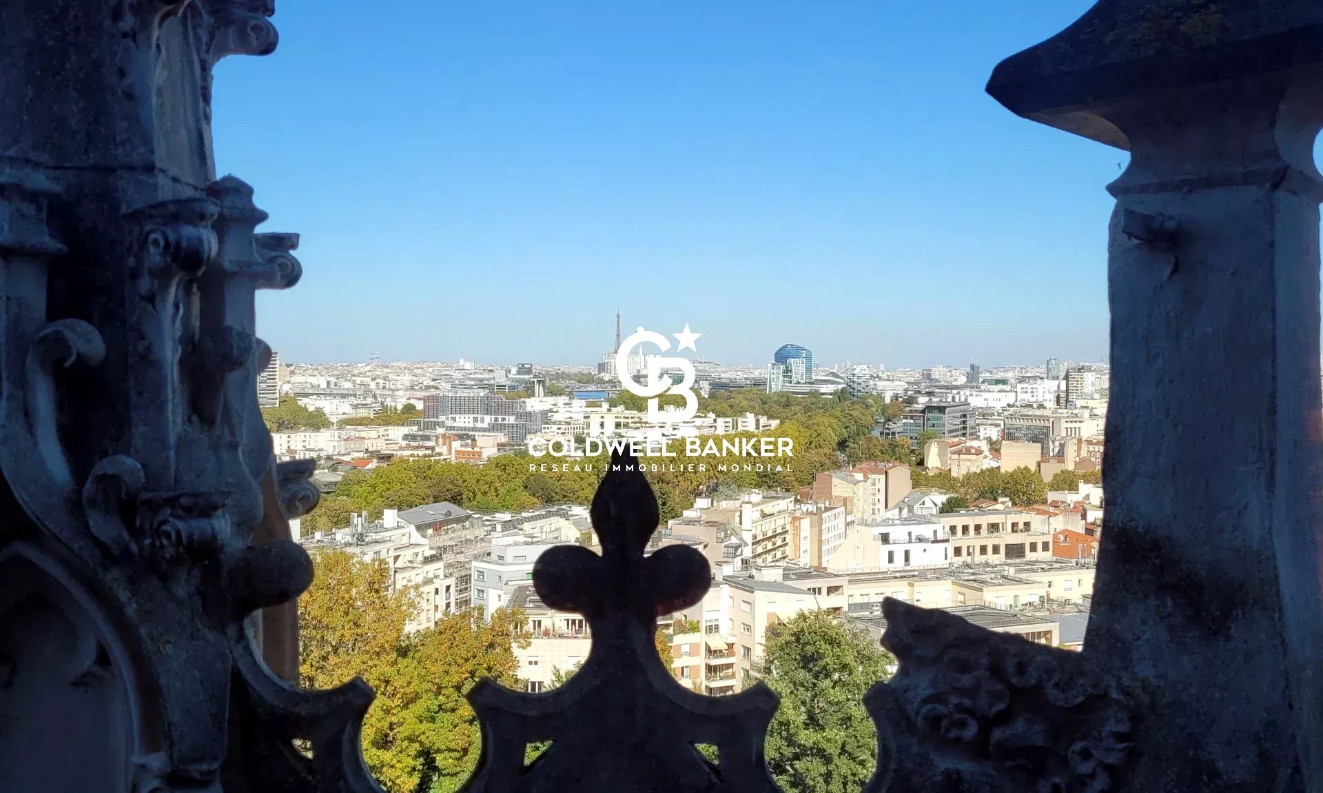 Vue depuis le Château des Montalets à Meudon, montrant la ville et le paysage urbain.