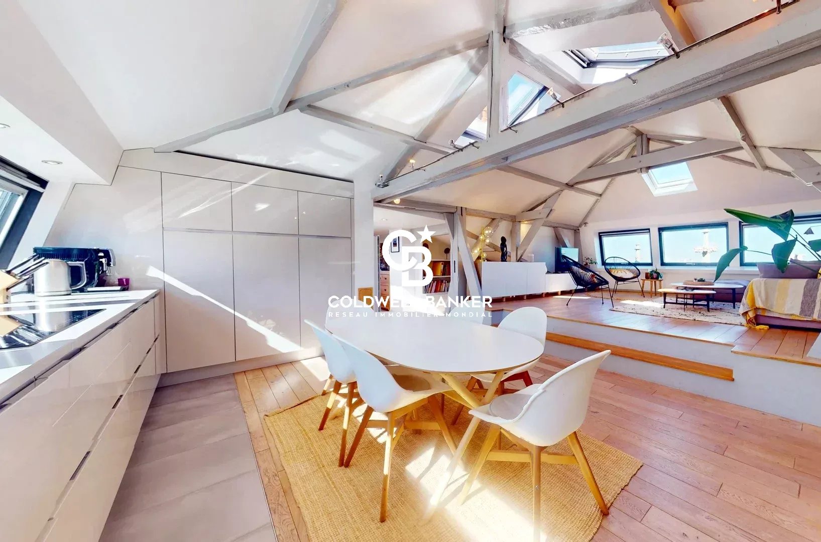 Intérieur d'un appartement lumineux avec cuisine moderne et salle à manger, Château des Montalets à Meudon.
