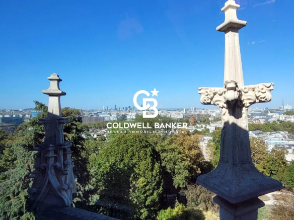 Vue depuis un appartement au Château des Montalets à Issy-les-Moulineaux, avec des éléments architecturaux visibles.