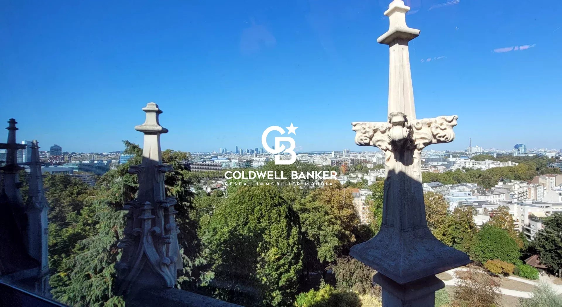 Vue depuis le Château des Montalets Vue depuis un appartement au Château des Montalets à Issy-les-Moulineaux, avec des éléments architecturaux visibles.