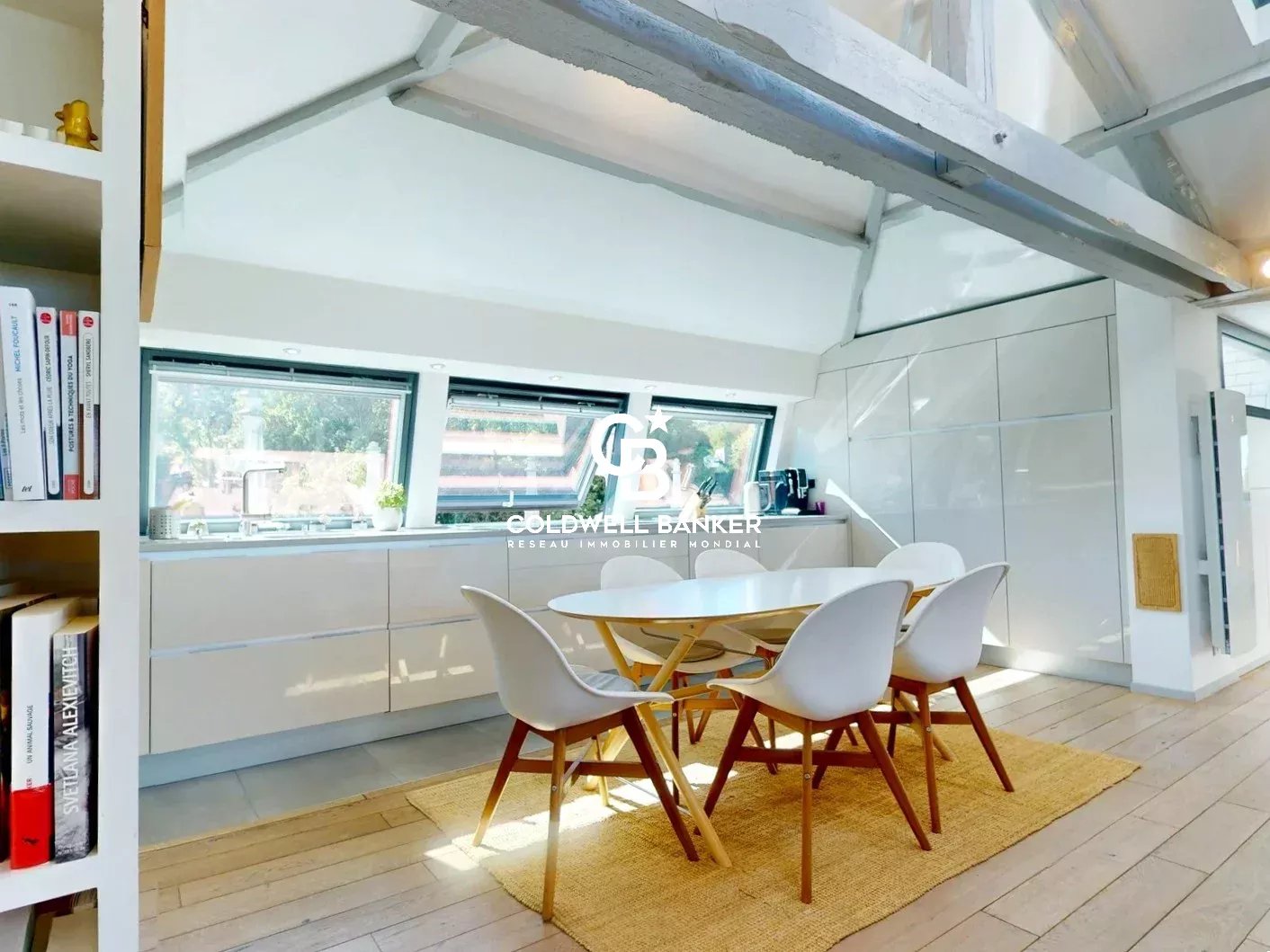 Appartement lumineux dans le Château des Montalets Intérieur d'un appartement lumineux avec une table à manger et une cuisine moderne.