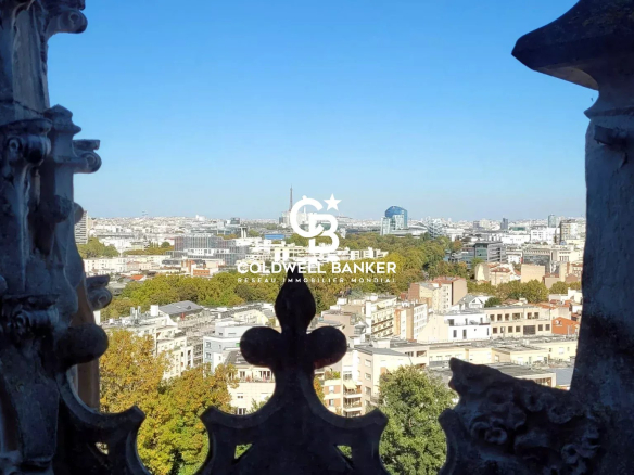 Vue depuis une fenêtre du Château des Montalets à Issy-les-Moulineaux, montrant des bâtiments et des arbres.