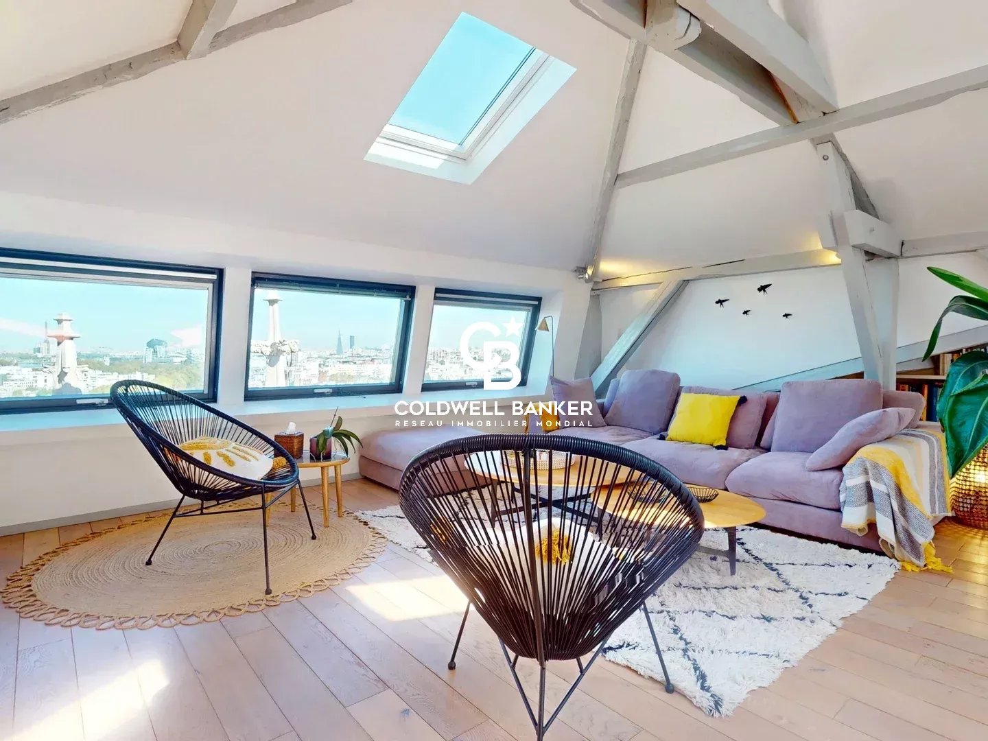 Salon d’un appartement au Château des Montalets Salon lumineux d'un appartement 4 pièces avec fenêtres et mobilier moderne.