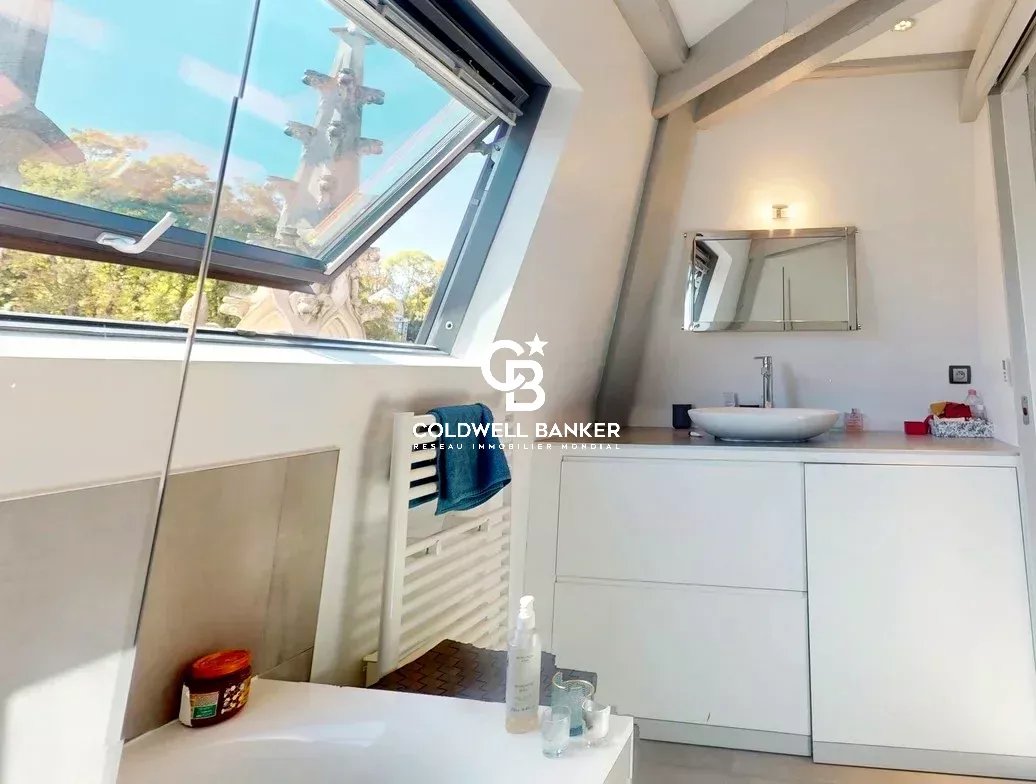 Salle de bain dans un appartement au Château des Montalets Salle de bain moderne avec fenêtre de toit dans un appartement au Château des Montalets à Boulogne-Billancourt.