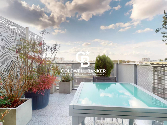 Terrasse d'un appartement avec vue dégagée, plantes et piscine, à Montrouge.