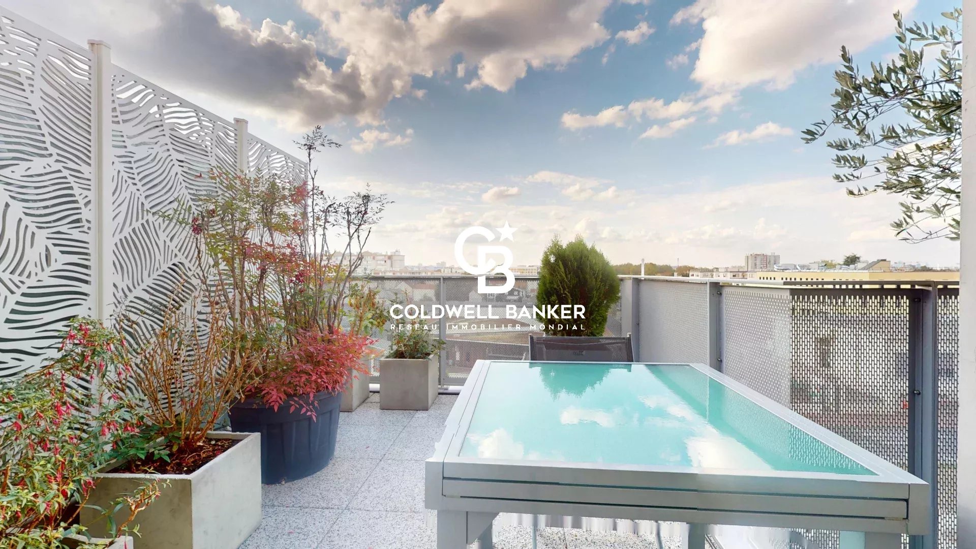 Terrasse d'un appartement avec vue dégagée, plantes et piscine, à Montrouge.