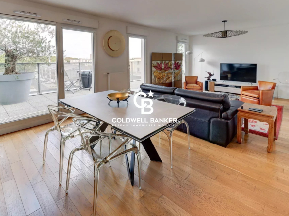 Intérieur d'un appartement lumineux avec salon et salle à manger, fenêtres donnant sur une terrasse.