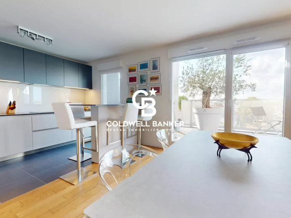 Intérieur d'un appartement moderne avec cuisine ouverte et accès à une terrasse à Montrouge.