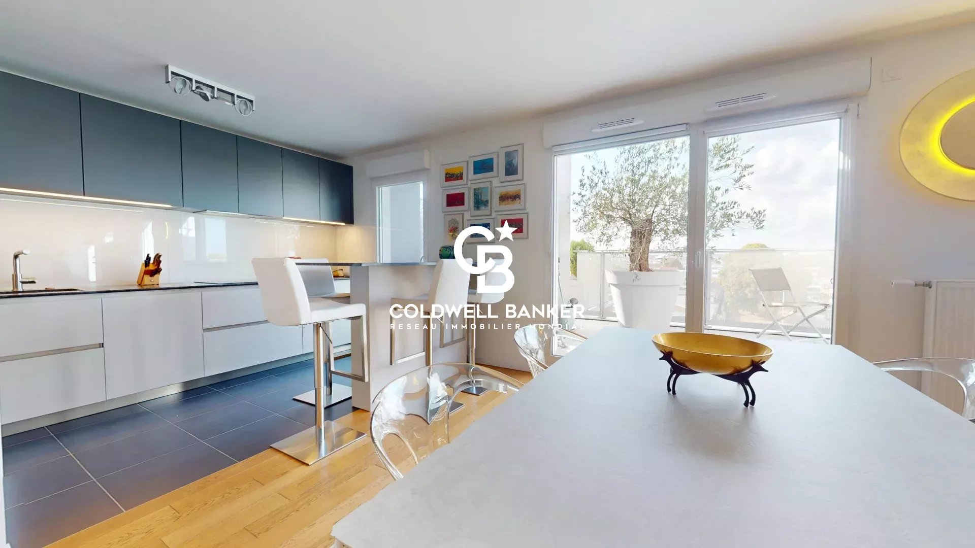 Intérieur d'un appartement moderne avec cuisine ouverte et accès à une terrasse à Montrouge.