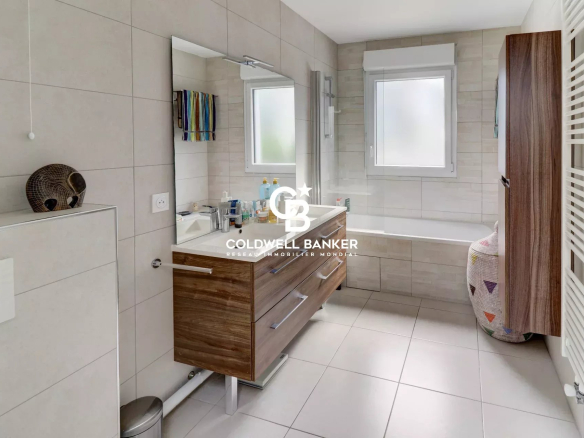 Salle de bain moderne avec meuble en bois et baignoire