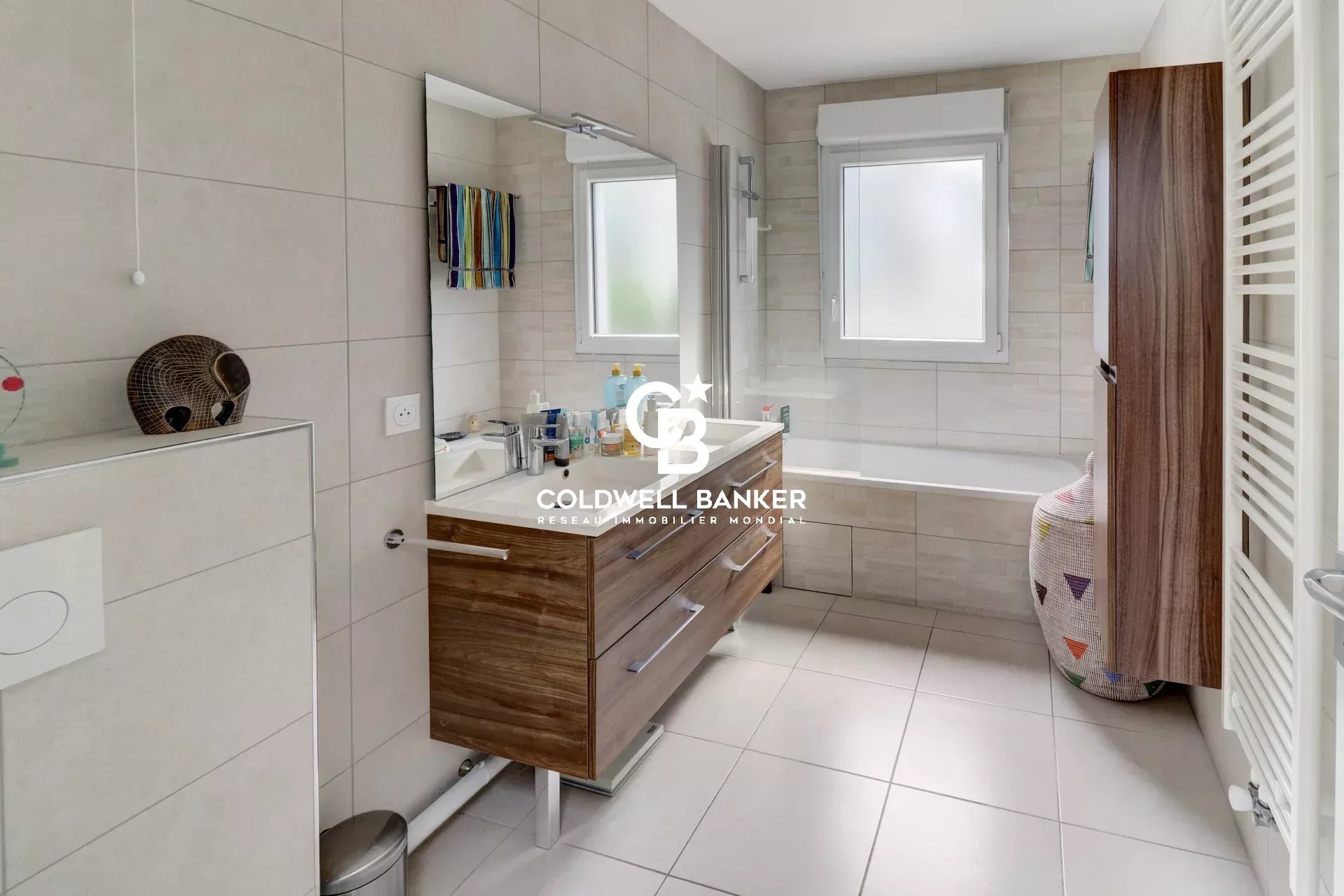 Salle de bain moderne avec meuble en bois et baignoire