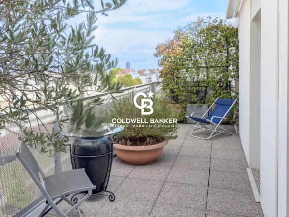 Terrasse d'un appartement au 5ème étage à Montrouge, avec des chaises et des plantes.