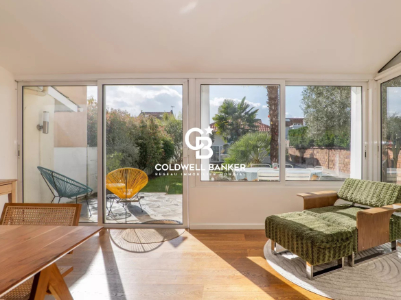 Bright interior of a house with views of the garden and swimming pool, Polangis district in Joinville-le-Pont.
