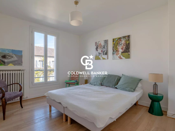 Bright room with double bed and modern decor in a house in Joinville-le-Pont.