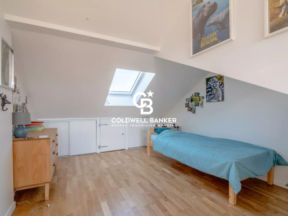 Spacious room with single bed and skylight in a house in Joinville-le-Pont.