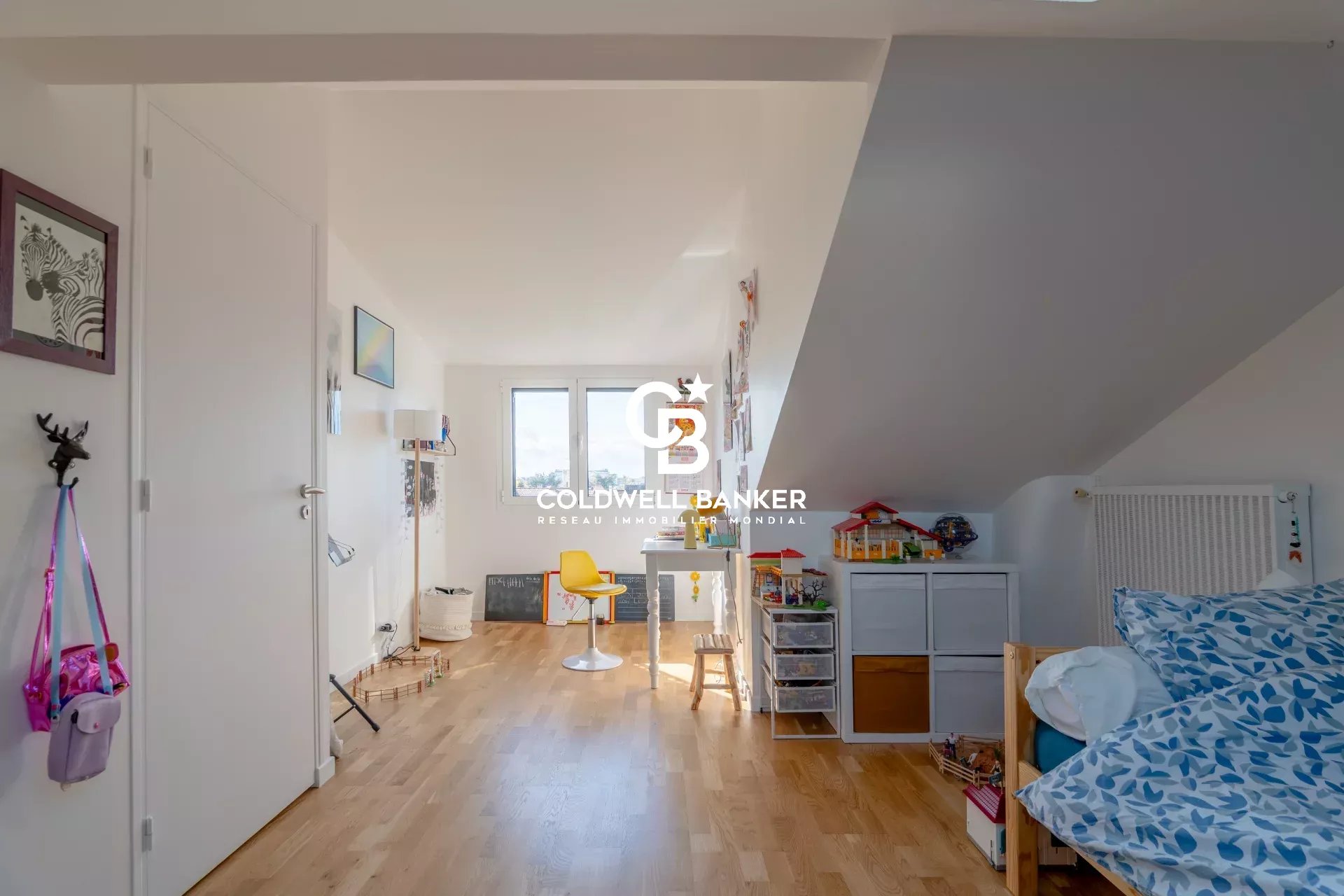 Interior of a house in Joinville-le-Pont Interior of a house with a bright space, modern furniture and wooden parquet flooring.