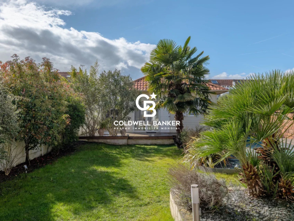 Garden with lawn and palm trees in a house in Joinville-le-Pont.