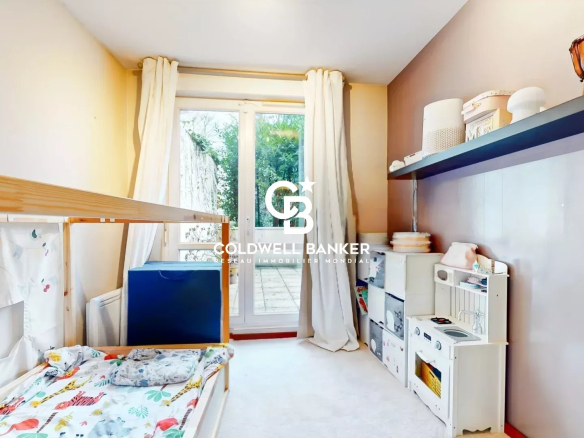 Chambre d'un appartement lumineux avec un lit superposé et un accès à l'extérieur.