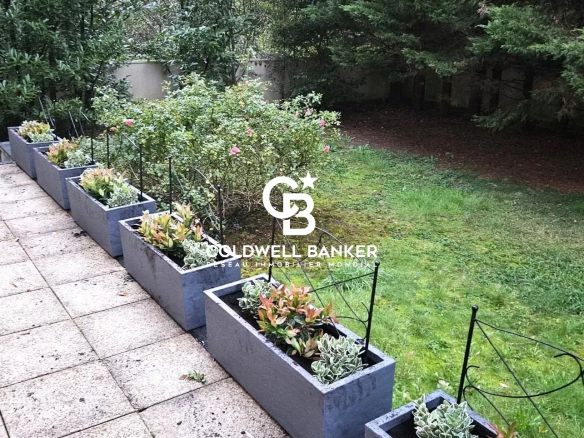 Terrasse d'un appartement avec jardin privatif à Issy-les-Moulineaux, plantes en pot.