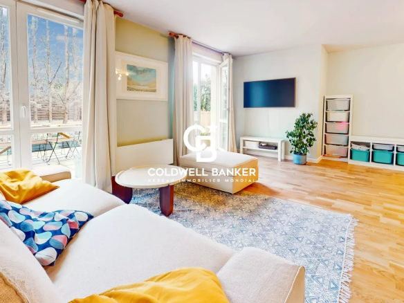 Salon lumineux d'un appartement de 121m² avec accès à un jardin privatif à Issy-les-Moulineaux.
