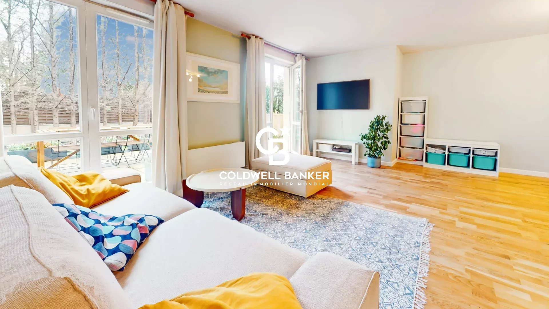 Salon lumineux d'un appartement de 121m² avec accès à un jardin privatif à Issy-les-Moulineaux.