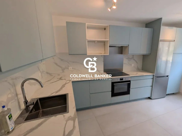 Cuisine moderne et lumineuse d'un appartement à Boulogne-Billancourt.