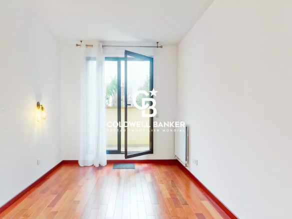 Interior of a contemporary house in Sceaux, with a wooden floor and a large open window.
