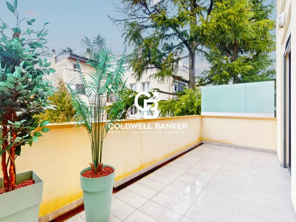 Terrace of a contemporary house with plants and tiled floor in Sceaux.