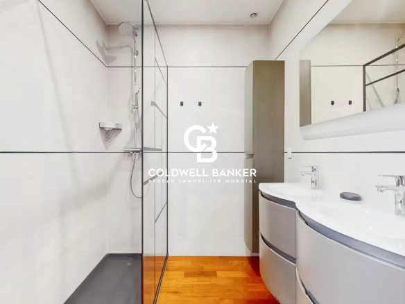 Modern bathroom with shower and double vanity unit in a contemporary house in Sceaux.