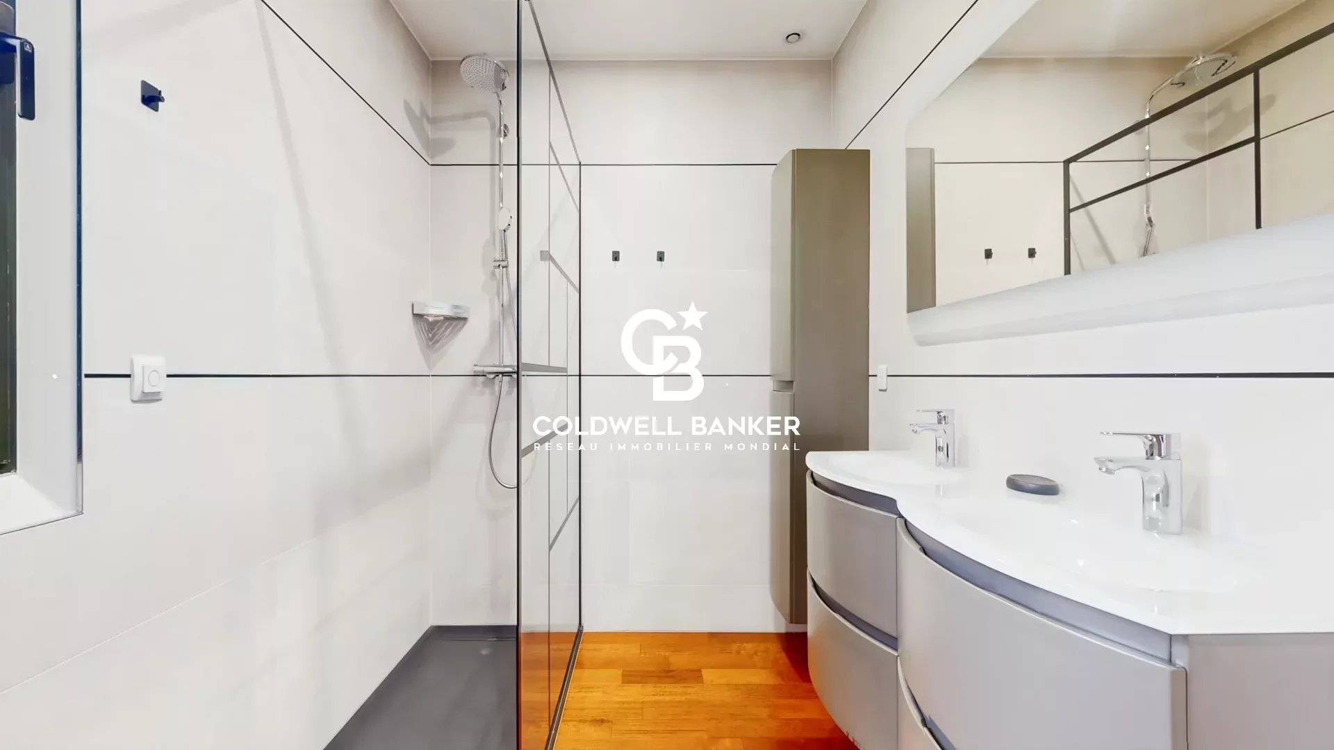 Contemporary bathroom in Sceaux Modern bathroom with shower and double vanity unit in a contemporary house in Sceaux.