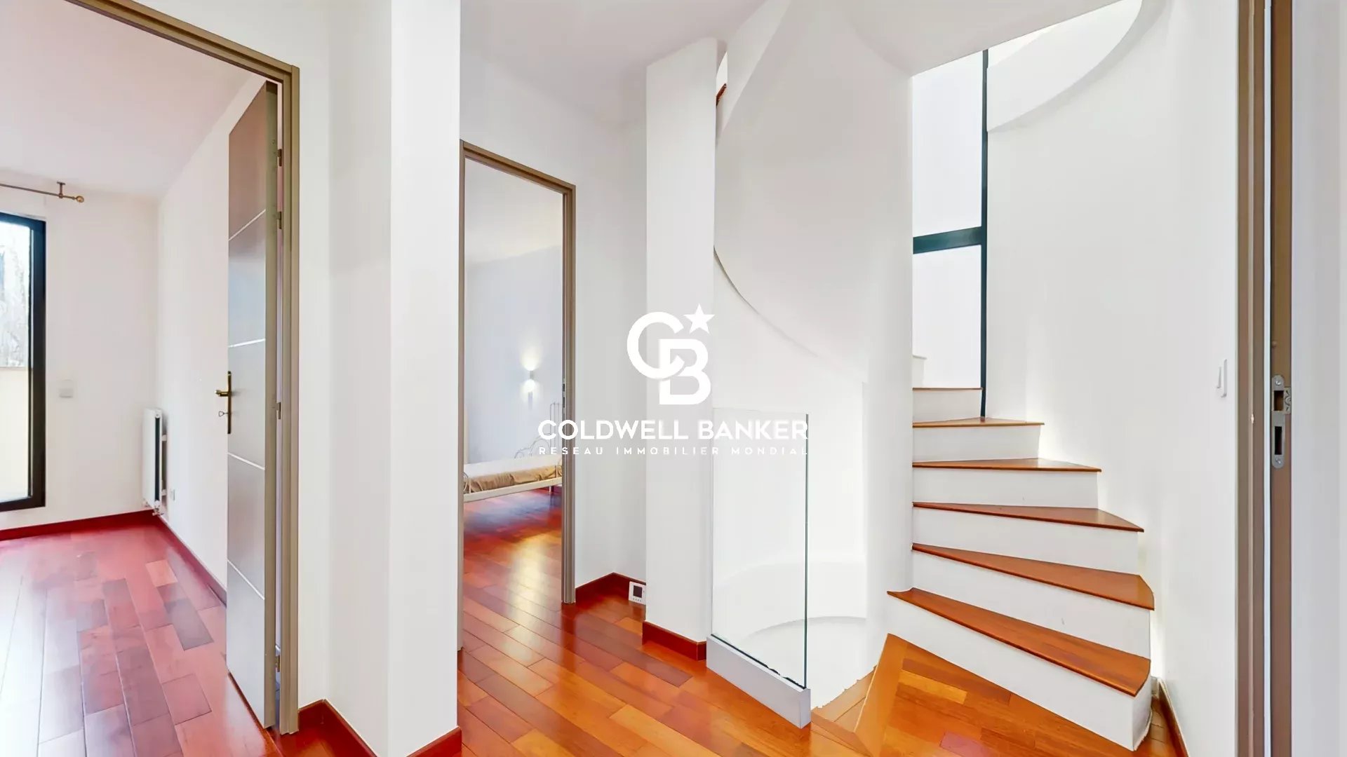 Interior of a contemporary house in Sceaux Interior of a contemporary house in Sceaux with a wooden staircase and white walls.