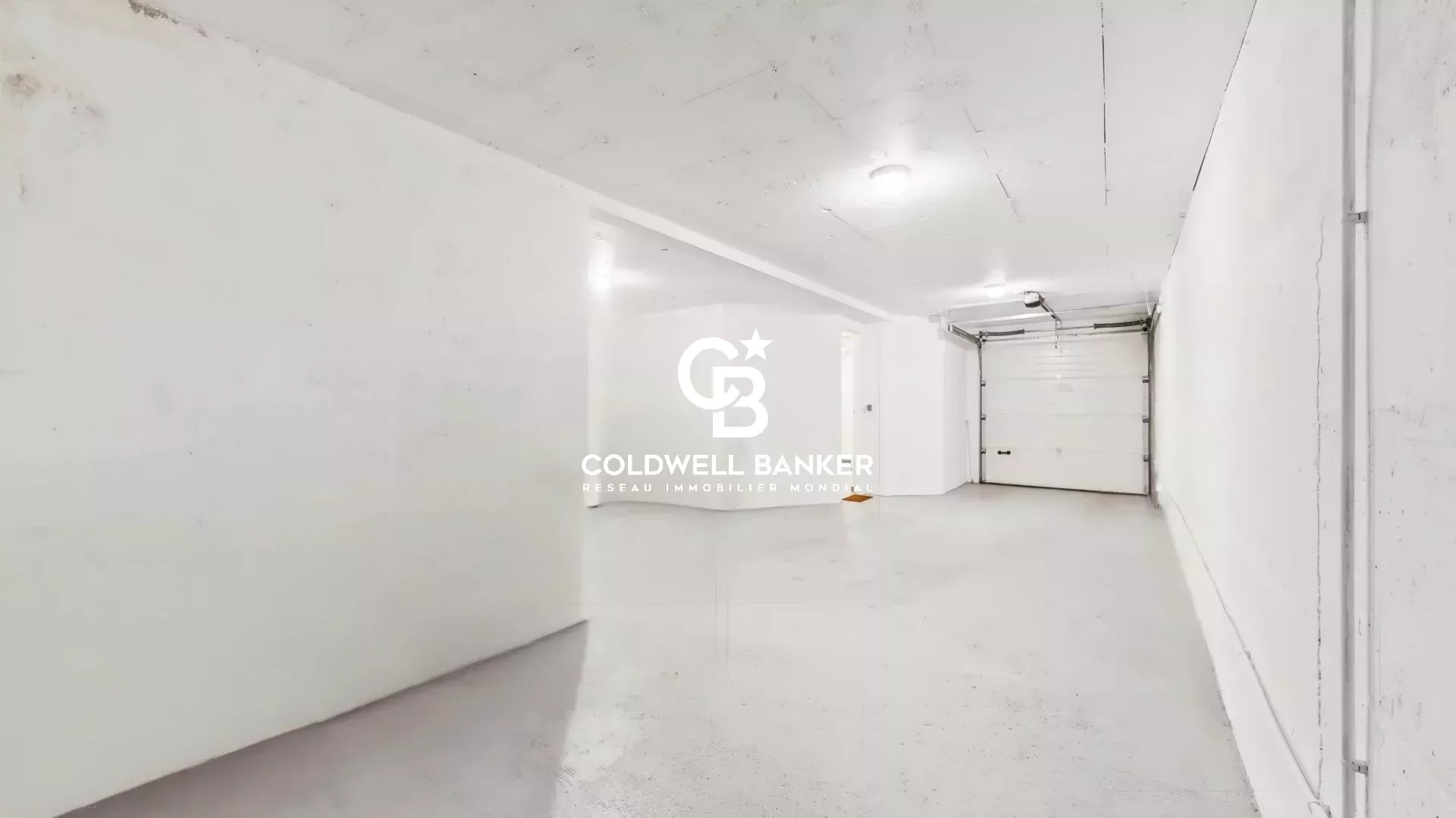 Garage of a contemporary house in Sceaux Interior of a spacious and empty garage in a contemporary house in Sceaux.