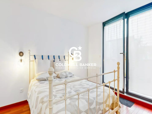 Bright bedroom in a contemporary house in Sceaux with bed and large windows.