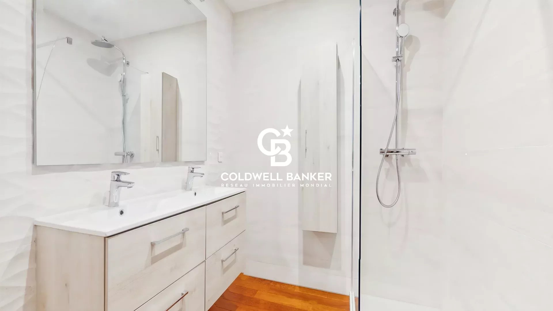 Bathroom of a contemporary house in Sceaux Modern bathroom with shower and double sink in a contemporary house.