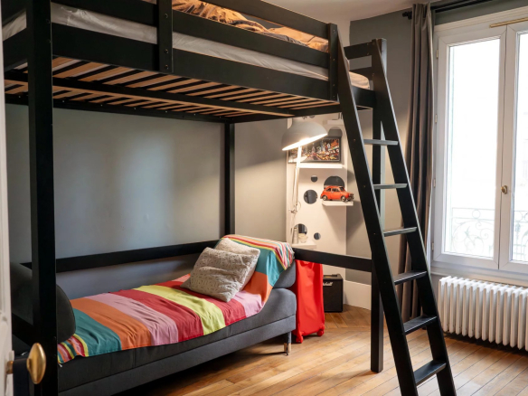 Chambre avec lit superposé et décoration colorée dans une maison à Suresnes.