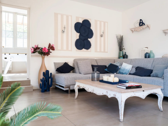 Intérieur d'une maison à Suresnes avec un salon moderne et des éléments décoratifs.