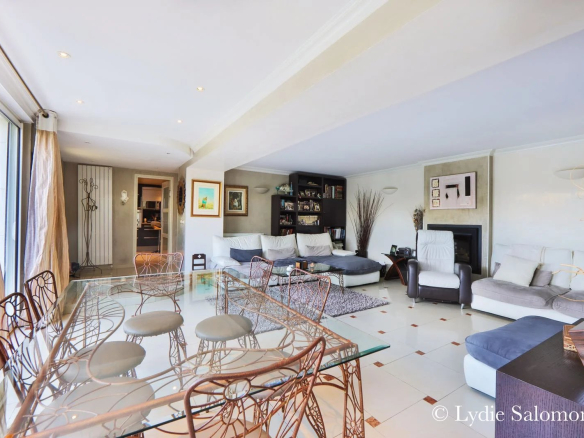 Intérieur d'une maison rénovée avec salon et salle à manger, mobilier moderne et lumineux.