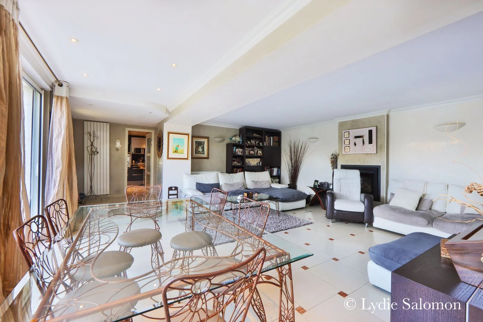 Intérieur d’une maison à Joinville-le-Pont Intérieur d'une maison rénovée avec salon et salle à manger, mobilier moderne et lumineux.